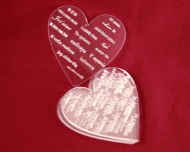 Dessous de verre en forme de coeur gravé je t aime pour décoration de table de mariage en forme de coeur en plexiglas