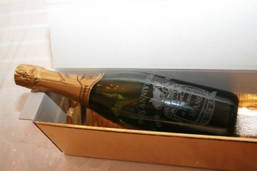 bouteille de Champagne naissance gravée et personnalisée avec son emballage cadeau
